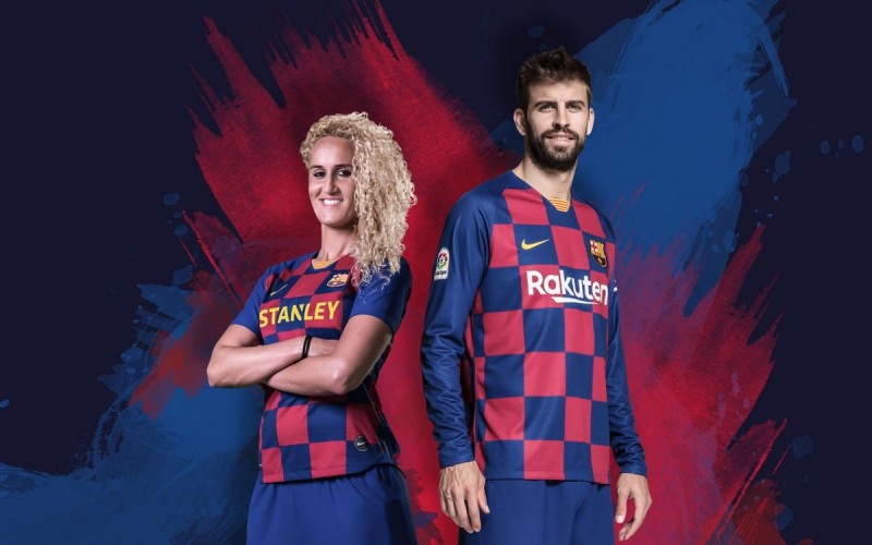 <p>Kheira Hamraoui y Gerard Piqué presentan la camiseta del Barcelona para la temporada 2019-2020.</p>