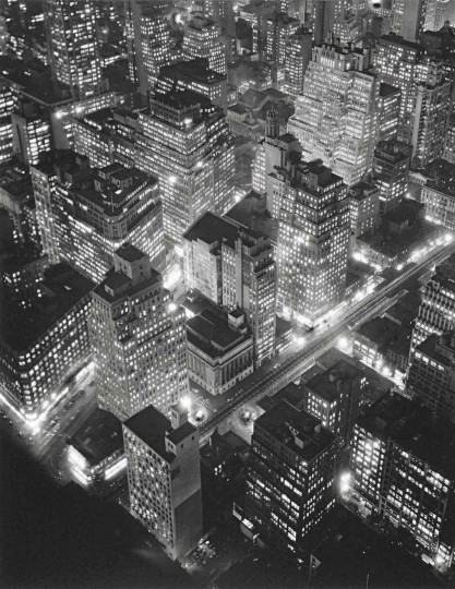 <p>Vista aérea de Nueva York de noche, 20 de marzo de 1936. International Center of Photograhpy. Donación de Daniel, Richard y Jonathan Logan.</p>