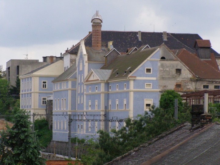 <p>Castillo en Kolín, República Checa. La fachada pintada de azul no deja ver que el resto del edificio está en ruinas. </p>