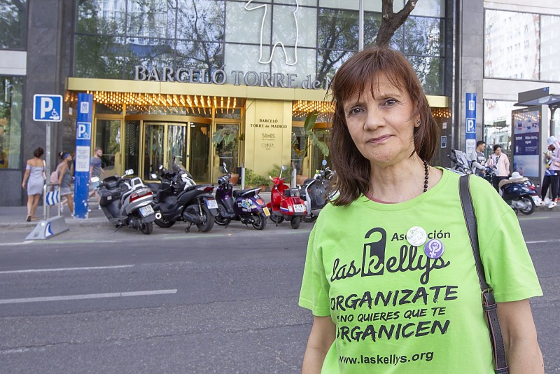 <p>Ángela Muñoz, en la Plaza de España de Madrid. </p>