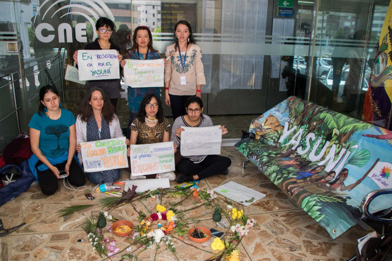 <p>Integrantes de YaSunidas en el encierro en el Consejo Nacional Electoral de Ecuador.</p>