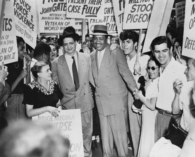 <p>Robert Thompson y Benjamin Davis, miembros del Partido Comunista estadounidense, <br /> a su salida del Palacio de Justicia Federal de Nueva York en 1949.</p>