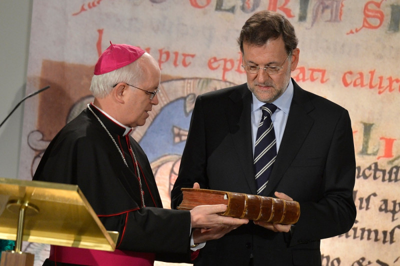 <p>Mariano Rajoy entrega al arzobispo de Santiago de Compostela el Códice Calixtino en julio de 2012.</p>