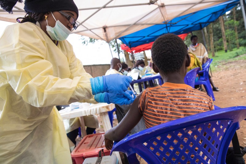 <p>Un niño recibe una vacuna del ébola en una instalación de la OMS en Kivu del Norte (República Democrática del Congo) el 7 de agosto de 2019.</p>