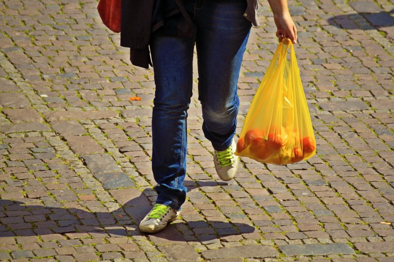 <p>Una mujer con una bolsa de plástico.</p>