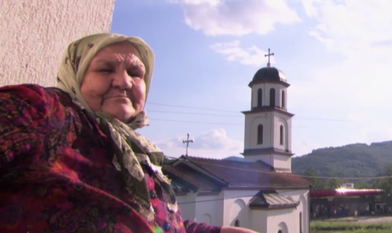 <p>La abuela bosniaca Fata Orlovic, frente a la iglesia ortodoxa construida en su propiedad.</p>