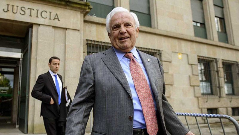 <p>Xosé Luis Baltar Pumar saliendo de los juzgados tras ser condenado a inhabilitación por prevaricación al contratar personas a 'dedo'. </p>