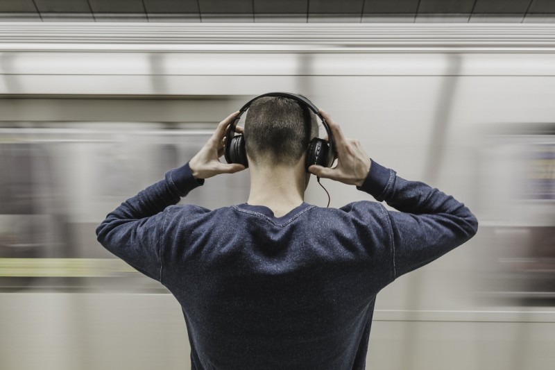 <p>Joven con auriculares.</p>