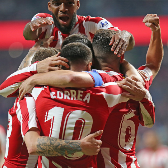 <p>Los jugadores del Atleti celebran con Correa el segundo gol. </p>