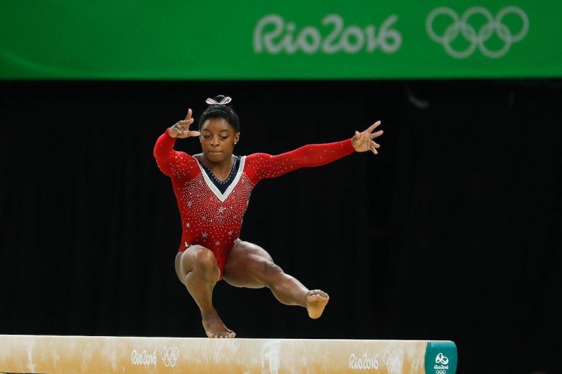 <p>Simone Biles durante su ejercicio en barra en Río 2016. </p>