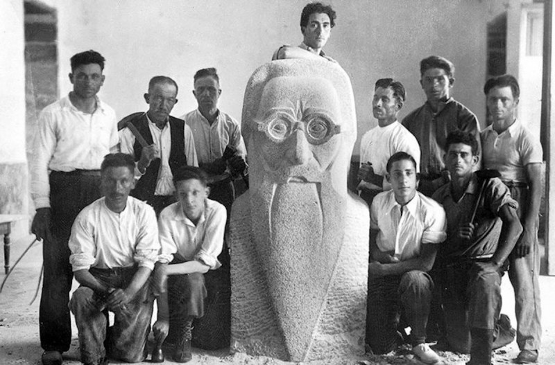 <p>Busto de Valle Inclán, obra de de Prieto Coussent.</p>