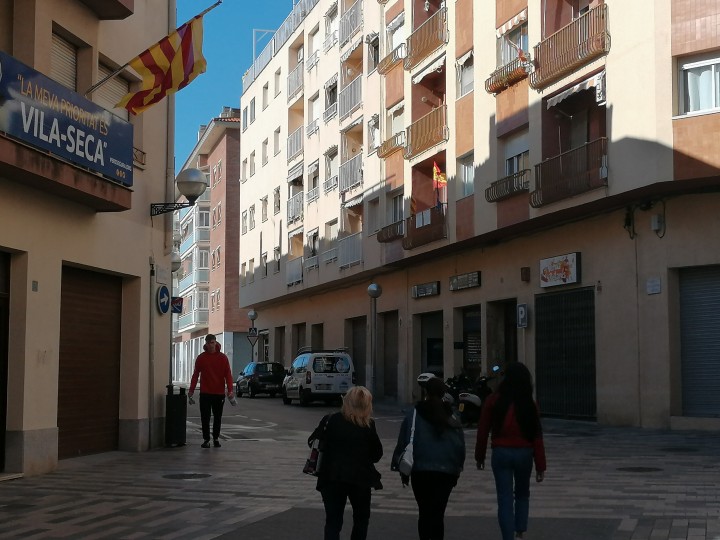 <p>Vecinos de Vilaseca caminan delante de la sede de JxCat.</p>