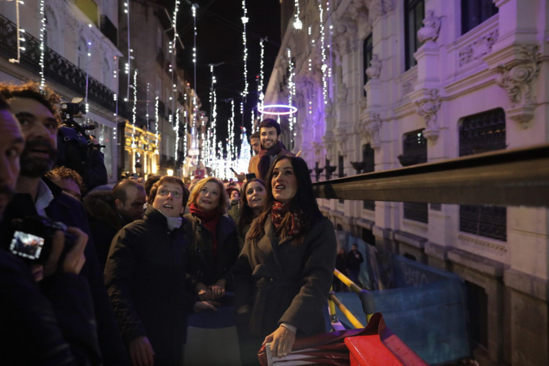 <p>El alcalde de Madrid, José Luis Martínez-Almeida, y la vicealcaldesa, Begoña Villacís asisten al encendido de las luces de Navidad. </p>