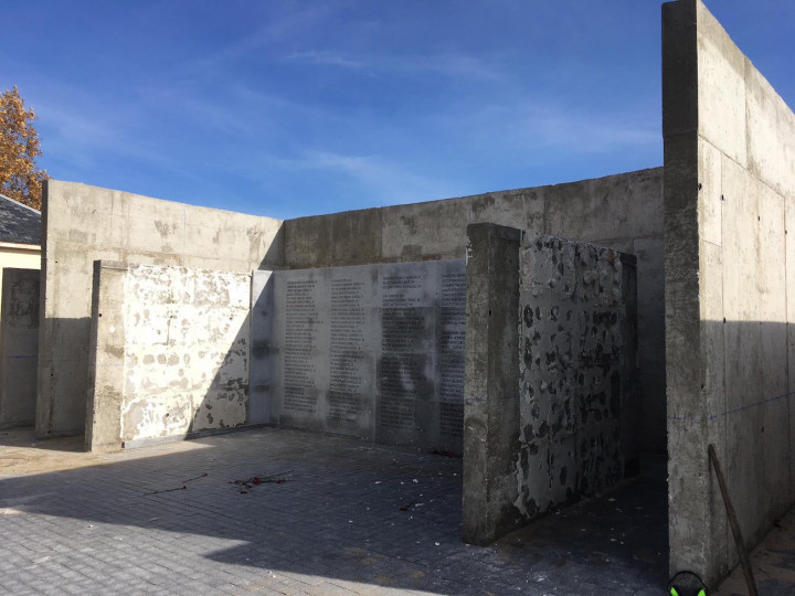 <p>Placas arrancadas en el memorial del cementerio de la Almudena en homenaje a los republicanos fusilados.</p>