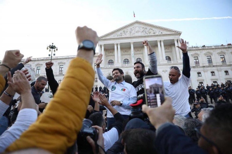 <p>André Ventura durante la manifestación de los sindicatos de la policía en Lisboa, el 21 de noviembre.</p>