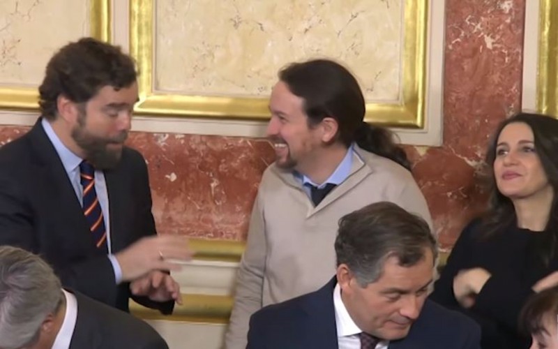 <p>Iván Espinosa de los Monteros, Pablo Iglesias e Inés Arrimadas bromean en el Congreso durante la celebración del Día de la Constitución.</p>