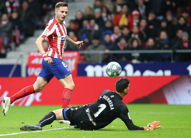 <p>Saúl, con este sutil toque, superó a Herrera para firmar el 2-0.</p>