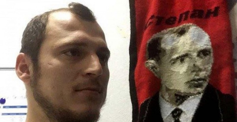 <p>Zozulya posa junto a un estandarte con la imagen de Stepán Bandera, líder de la Organización de Nacionalistas Ucranianos implicada en el asesinatos de miles de judíos.  </p>