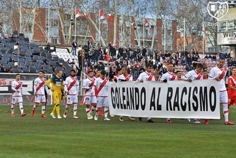 <p>Jugadores del Rayo con una pancarta contra el racismo en febrero del 2018.</p>