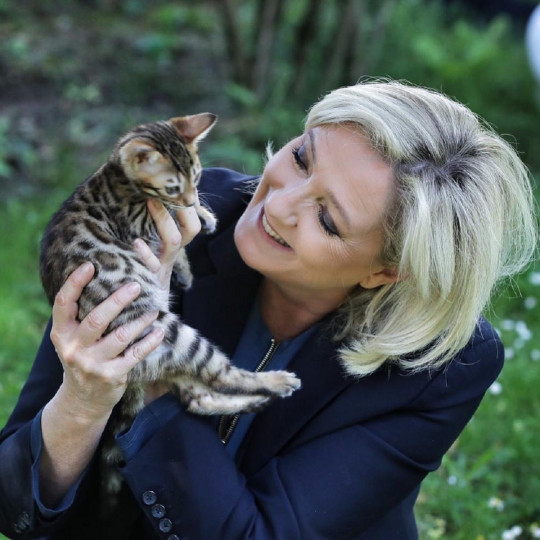 <p>Marine Le Pen con un gato.</p>