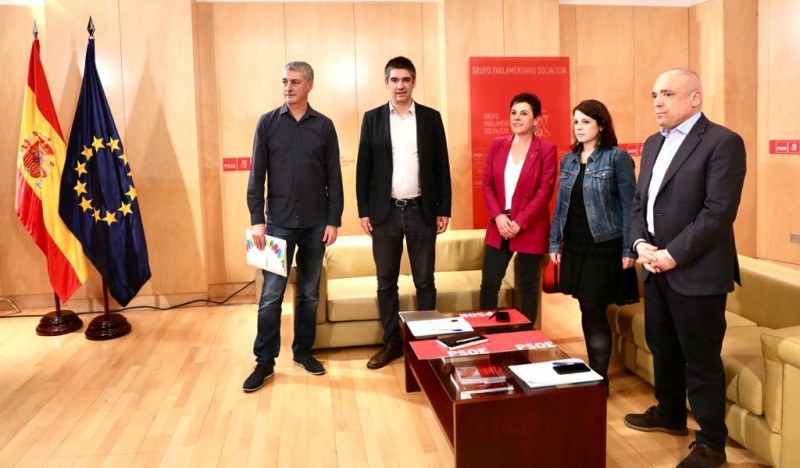 <p>Los negociadores del PSOE se reúnen en el Congreso con los de EH Bildu. </p>