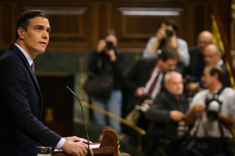 <p>Pedro Sánchez durante una de sus réplicas a Pablo Casado.</p>