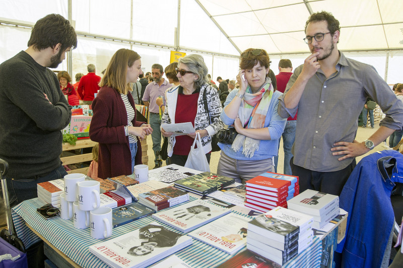 <p>Tenderete de CTXT en la Feria del Libro de Chamartín (Madrid) en 2017.</p>