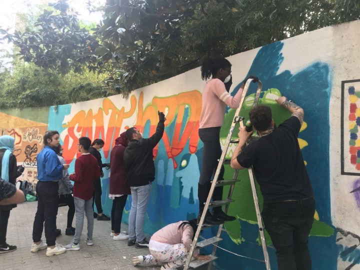 <p>Los barrios del sur de Badalona fomentan la convivencia intercultural con motivo del día de San Jordi.</p>