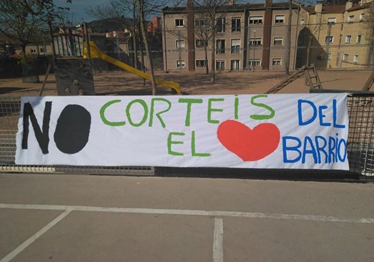 <p>Pancarta de protesta por los cortes de luz en el barrio de Font de la Pólvora (Girona).</p>