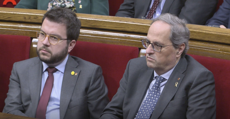 <p>El presidente de la Generalitat, Quim Torra, y el vicepresidente, Pere Aragonès, durante el pleno de ayer en el Parlament</p>