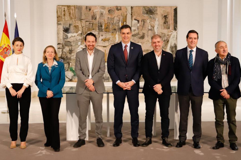 <p>Representantes del gobierno, CEOE y sindicatos posando tras la firma del nuevo SMI, 30 de enero.</p>