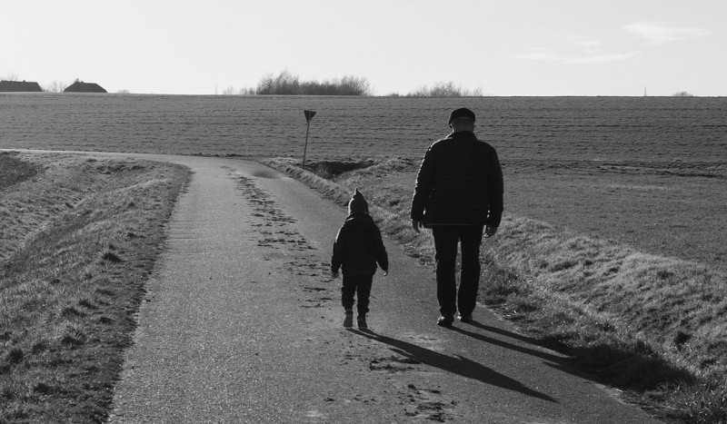 <p>Un niño y un adulto dan un paseo por el campo.</p>