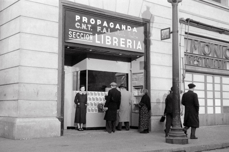 <p>Librería situada en los bajos de la Casa de la CNT-FAI, vía Durruti (vía Laietana). 10/03/1938. International Institute of Social History.</p>