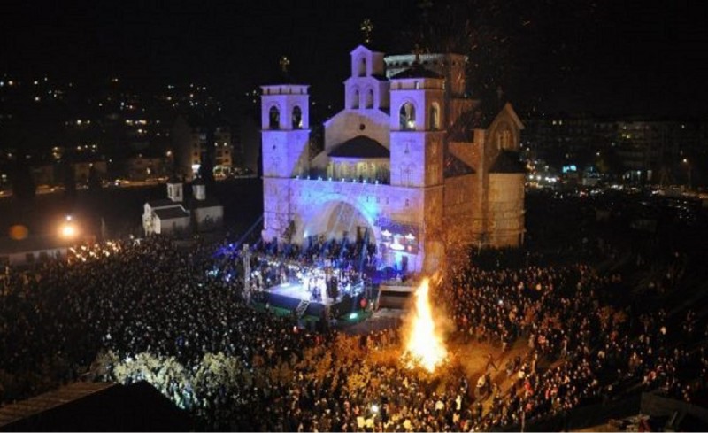 <p>Los partidarios de la Iglesia Ortodoxa Serbia encienden una hoguera para celebrar la Navidad frente a la Catedral de Podgorica</p>