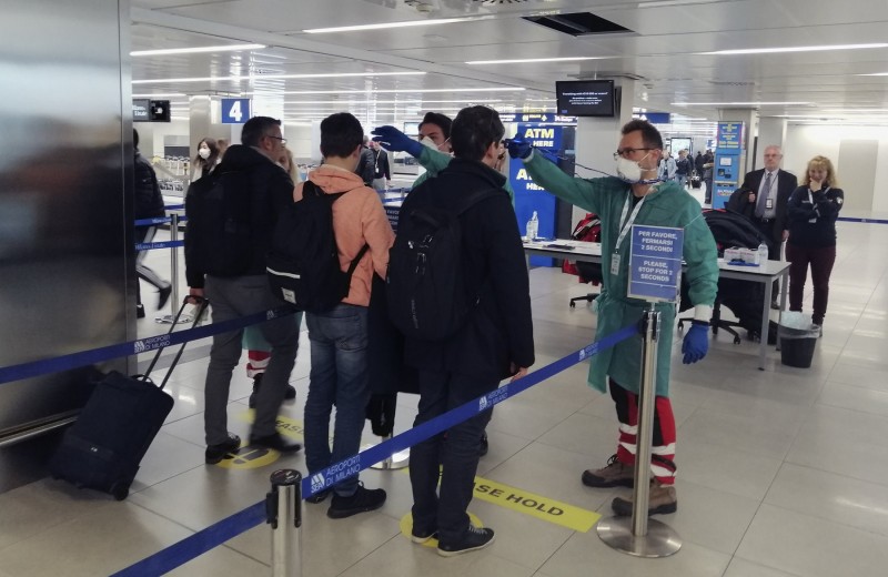 <p>Voluntarios de Protección Civil realizan un control sanitario en el aeropuerto de Milán Linate.</p>