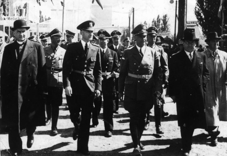 <p>Hans Globke (2ª fila, en el centro) y el ministro del Interior nazi (1ª fila, 3º por la izda) en Bratislava en 1941.</p>