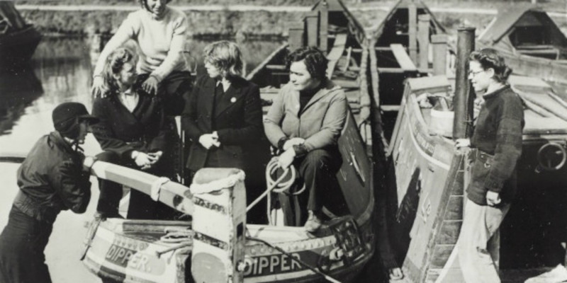 <p>Mujeres que mantuvieron operativas las líneas fluviales en Inglaterra, durante la II Guerra Mundial. </p>