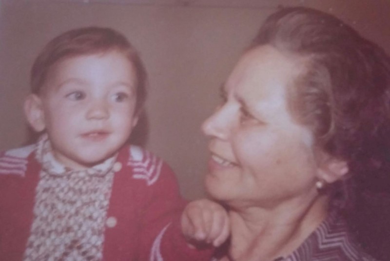 <p>La autora con su abuela Consuelo.</p>