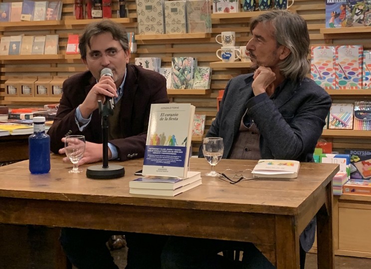 <p>Gonzalo Torné e Ignacio Echevarría durante la presentación de <em>El corazón de la fiesta</em></p>