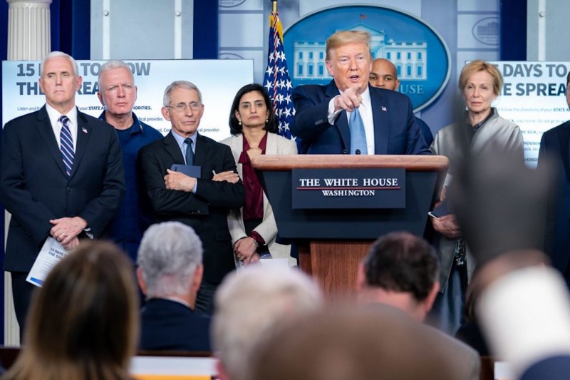 <p>Donald Trump contesta las preguntas de los periodistas sobre la crisis del coronavirus, el 16 de marzo de 2020 en la Casa Blanca.</p>