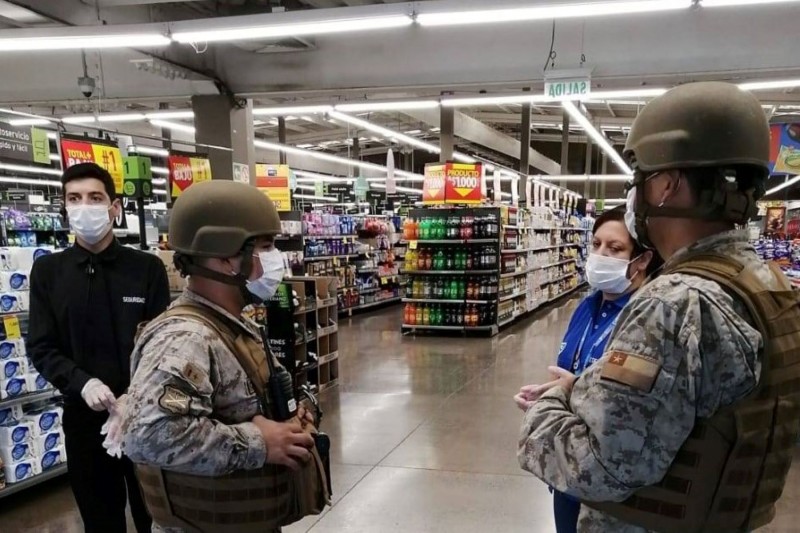<p>Miembros del Regimiento de Artillería 1 Tacna desplegados en un supermercado de la comuna de Buin.</p>