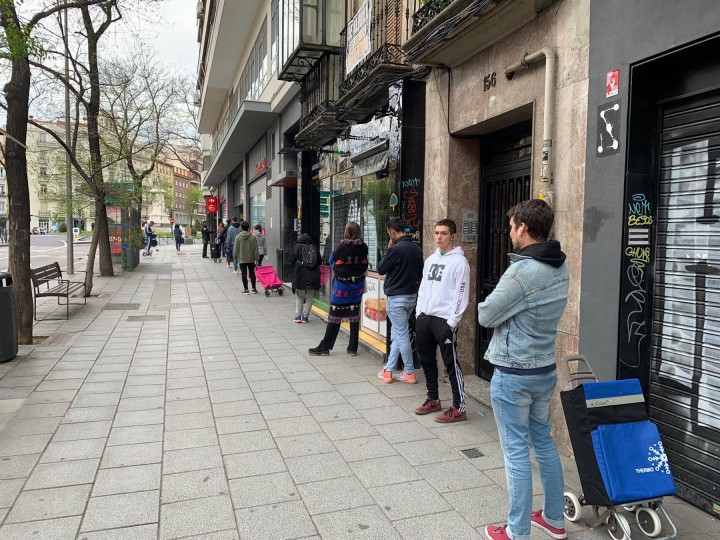 <p>Haciendo amigos en la cola del súper. </p>