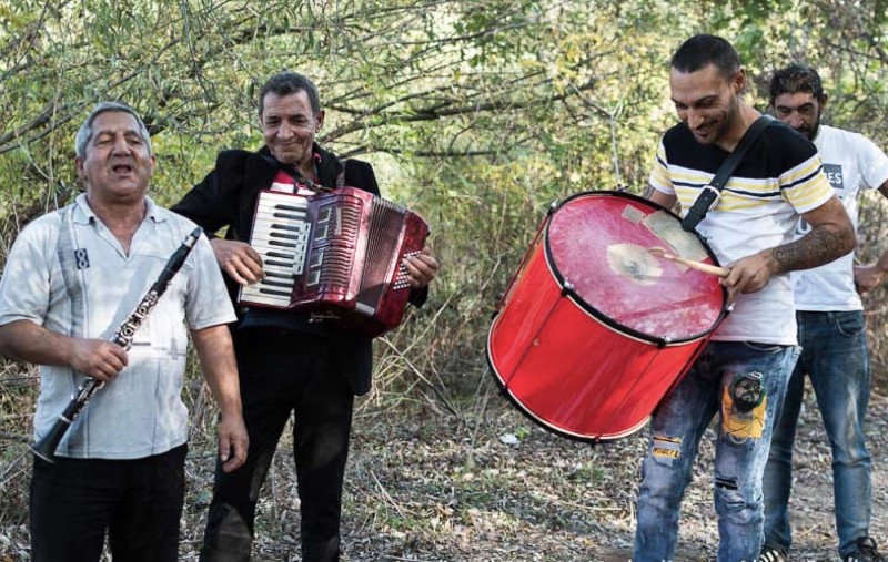 <p>Grupo de gitanos tocando para celebrar San Jorge en el río Tundja junto a Sliven (Bulgaria)</p>