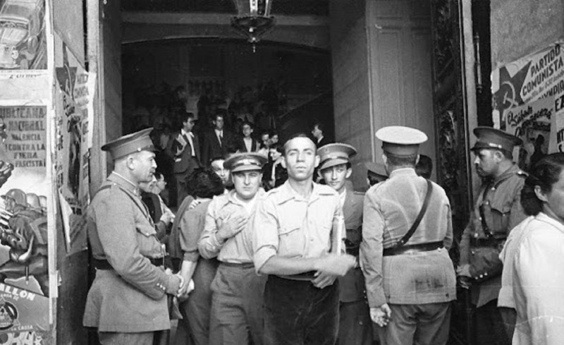 <p>Miguel Hernández sale por la puerta del Ayuntamiento de Valencia en julio de 1937 durante el II Congreso Internacional de Escritores para la Defensa de la Cultura.</p>