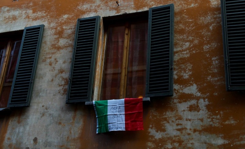 <p>'Andrà tutto bene' en un ventana de Bolonia, Italia, a mediados de marzo. / Pietro Luca Cassarino</p>