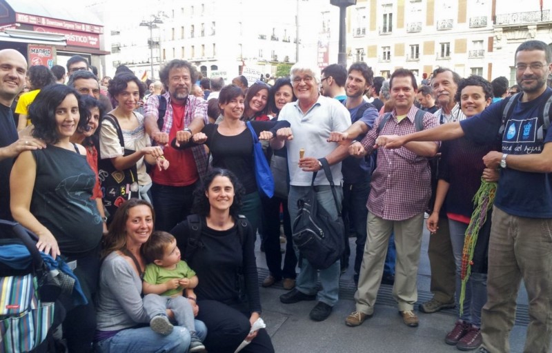 <p>Chato Galante y Yayo Herrero (en el centro) junto con integrantes de Ecologistas en Acción en la Puerta del Sol.</p>