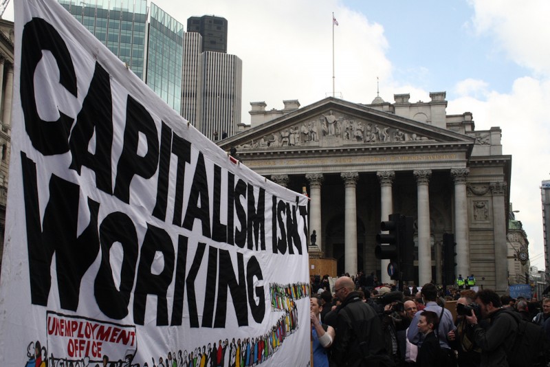 <p>El capitalismo no está funcionando es el lema de esta pancarta en una protesta contra una reunión del G20, en Londres.</p>
