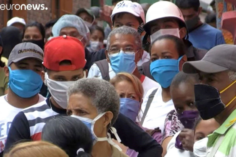 <p>Un grupo de personas hace cola para comprar alimentos en Venezuela durante la crisis del Covid-19.</p>