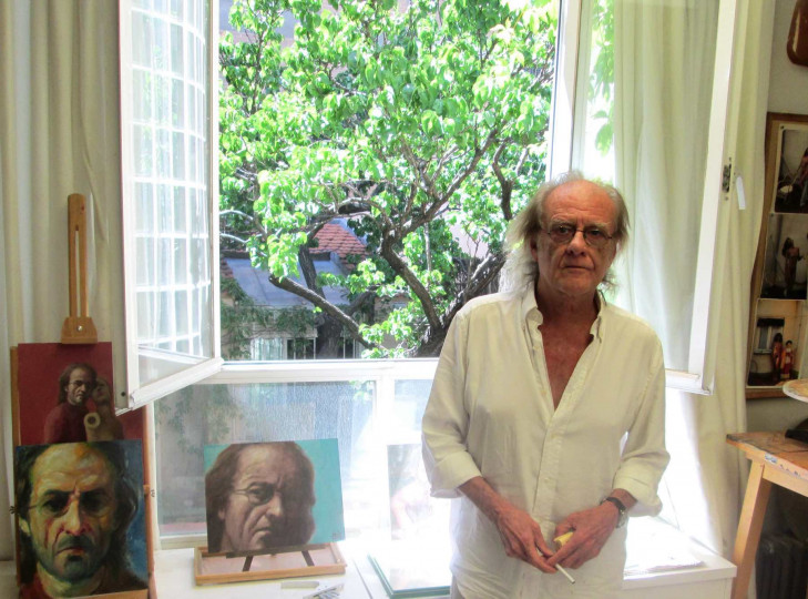 <p>Luis Eduardo Aute, en su casa de Madrid, en 2013, durante la entrevista. </p>