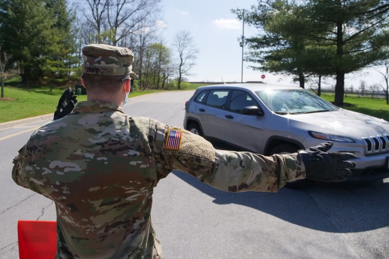 <p>La Guardia Nacional de Maryland (EE.UU.) dirige un vehículo hacia un control de Covid-19.</p>